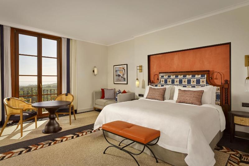 Grand Deluxe King Room with Balcony image 3