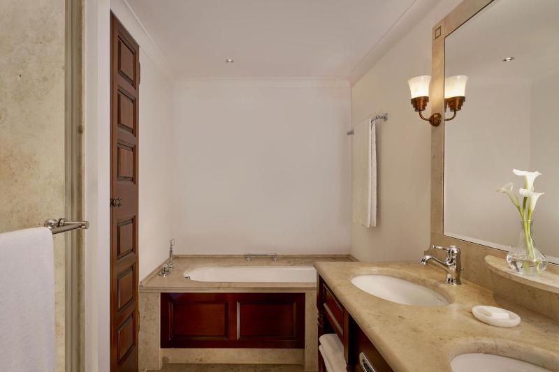 Classic Queen Room with Garden View image 3