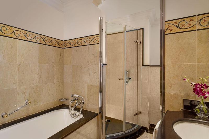 Classic Terrace Queen Room with Balcony and Garden View  image 3