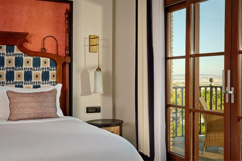 Deluxe King Suite with Balcony and Sea View image 4