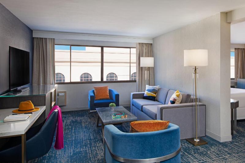 Deluxe King Suite with Sofa Bed image 3