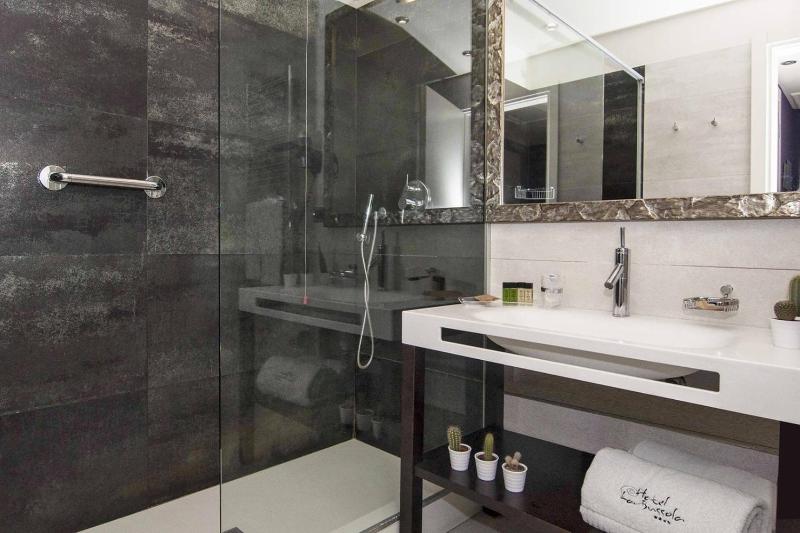 Quadruple Room with Sea View image 2
