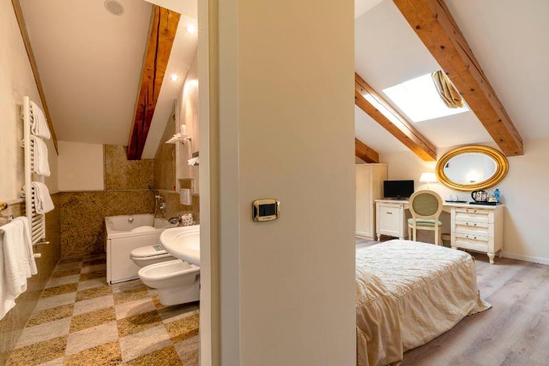 Attic Room image 3