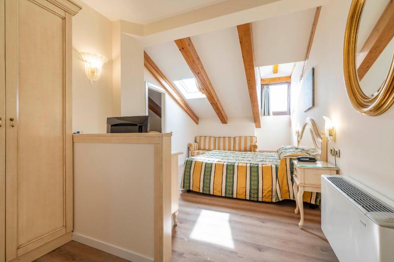 Attic Room image 1