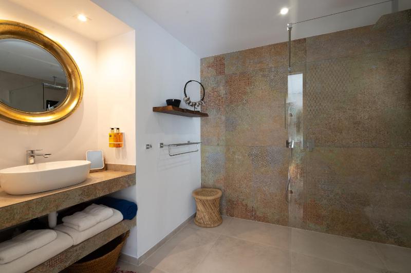 Deluxe Double Room with Sea View image 4