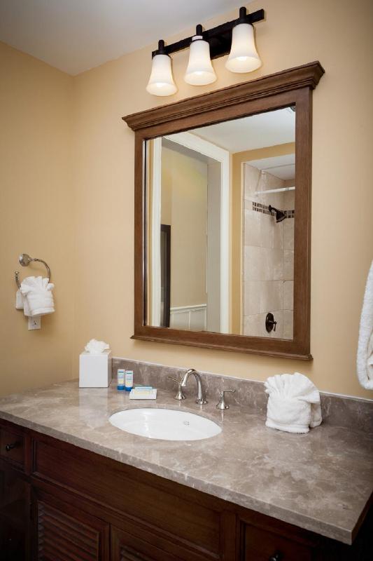Standard King Room image 2