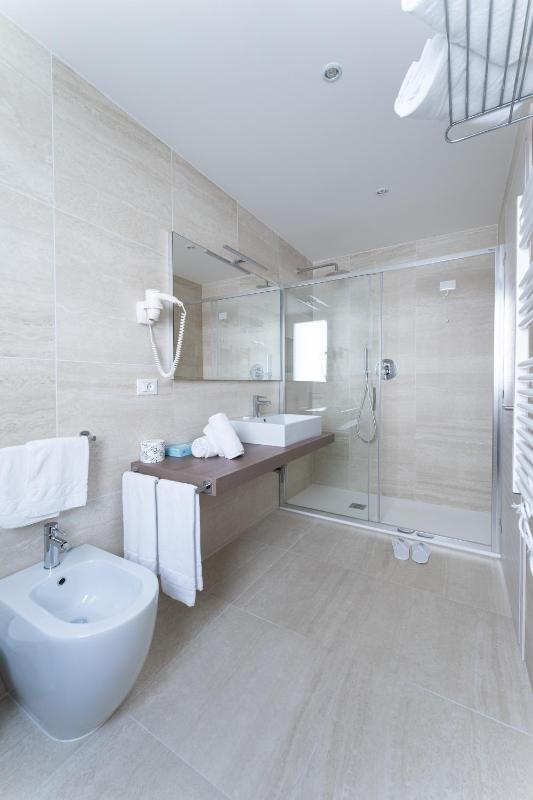 Deluxe Double with Balcony Lateral Sea View image 1