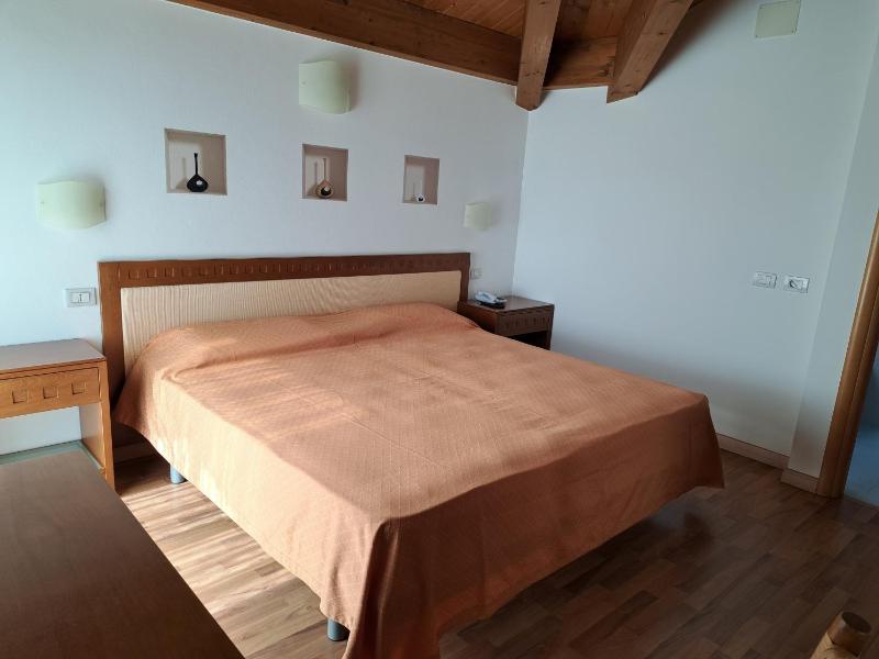 Double or Twin Room with Sea View image 4