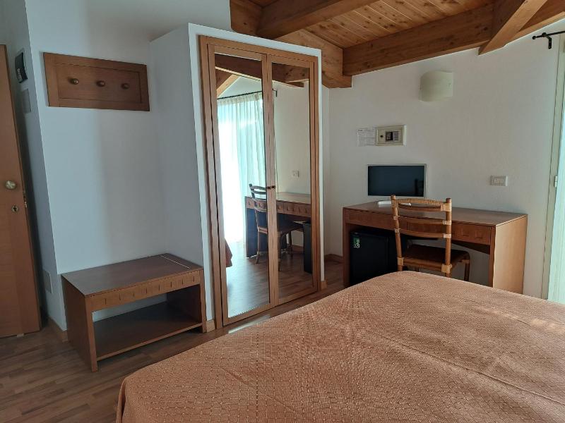 Double or Twin Room with Sea View image 3