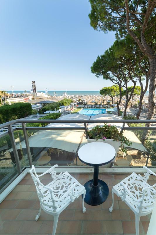 Junior Suite with Balcony and Sea View image 3