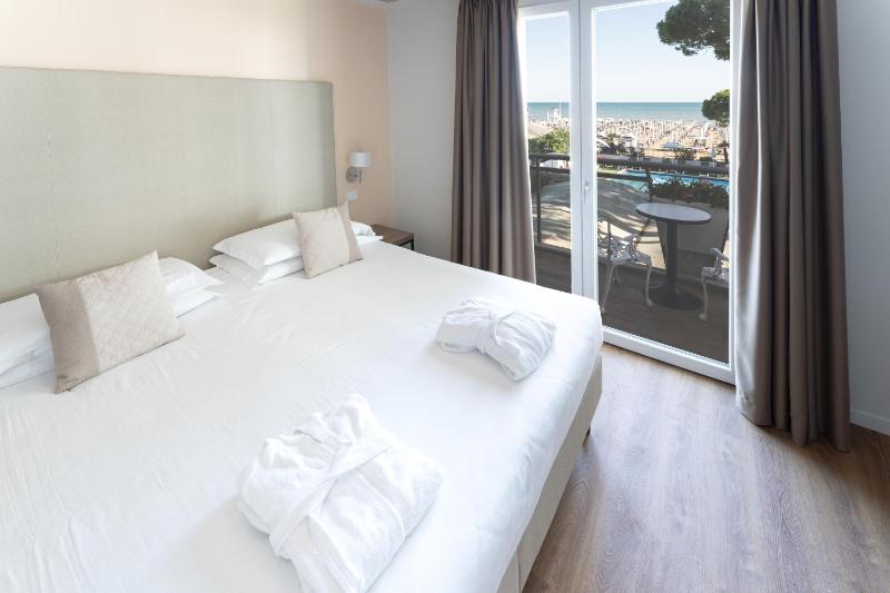 Junior Suite with Balcony and Sea View image 4