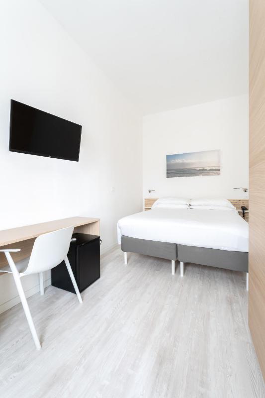 Classic Double or Twin Room image 3
