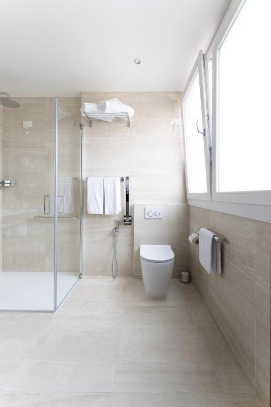 Classic Double or Twin Room image 4