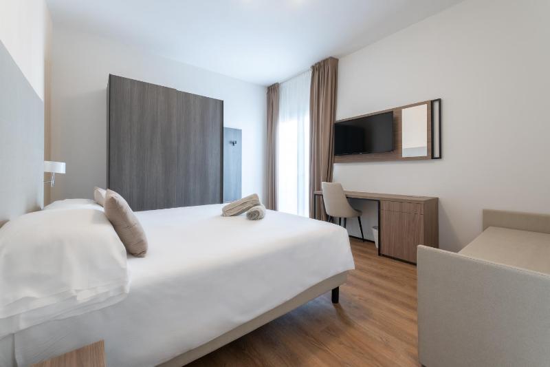 Deluxe Triple Room with Balcony Lateral Sea View image 1