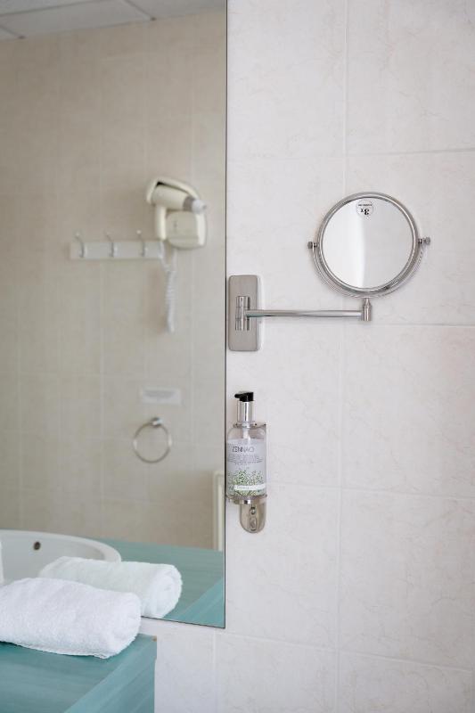 Standard Double Room image 3