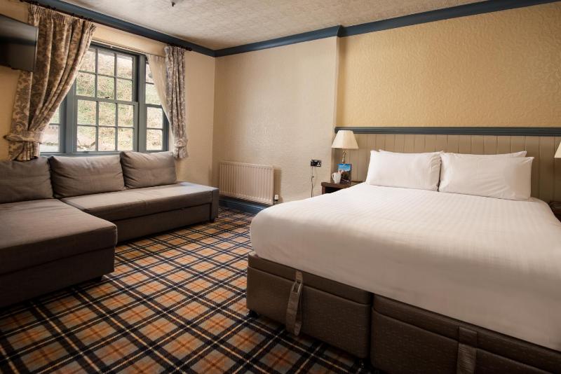 Family room for 3 with either single or sofa bed image 1