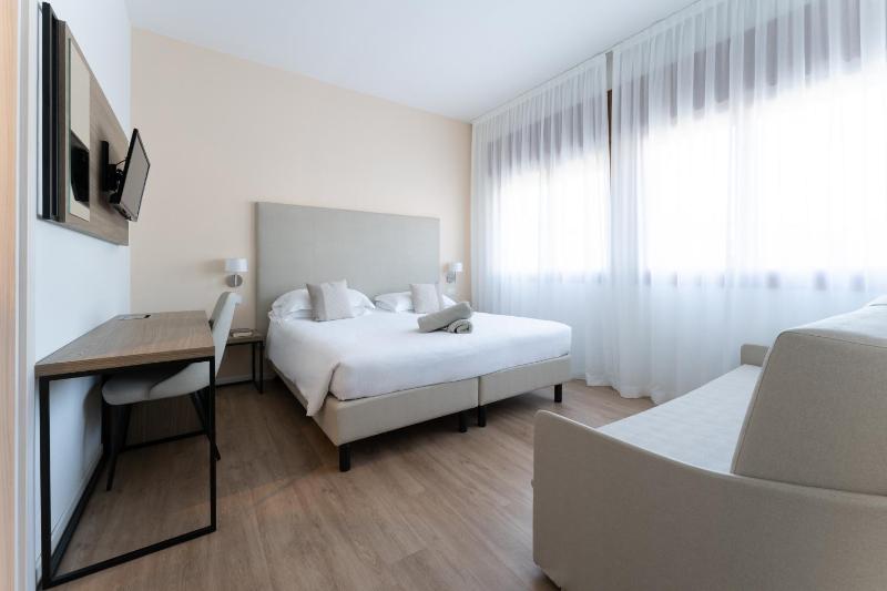 Classic Triple Room image 1