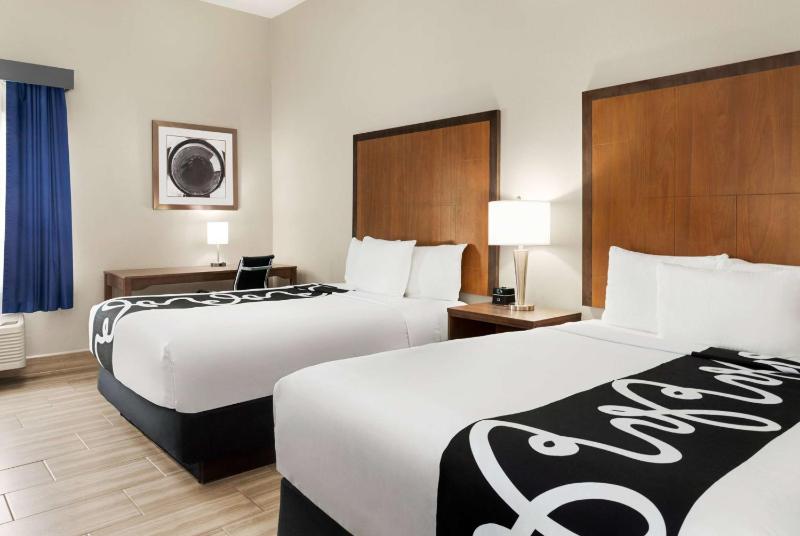 Queen Room with Two Queen Beds image 3