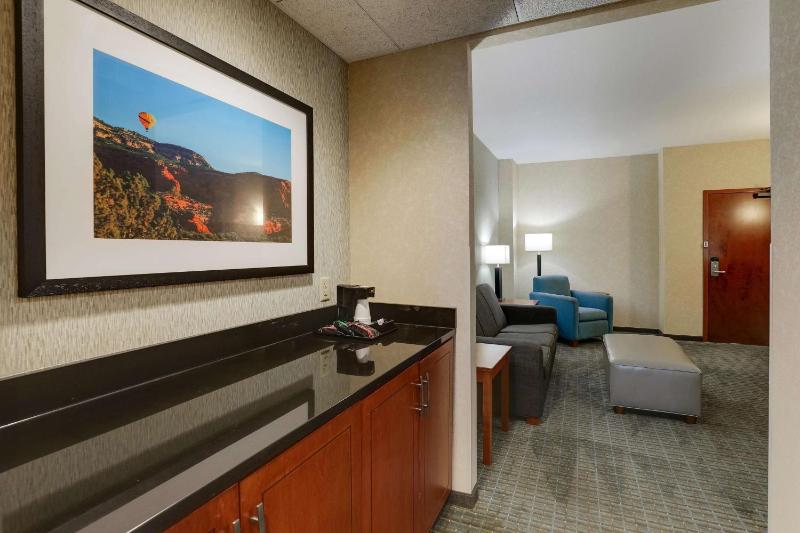 Queen Suite with Two Queen Beds image 4