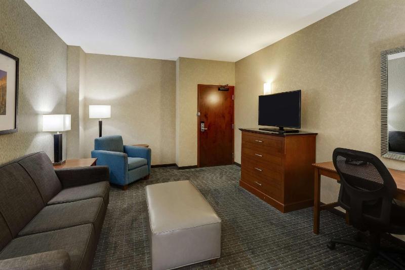 Queen Suite with Two Queen Beds image 3
