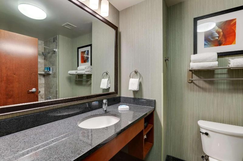 Deluxe King Room image 2