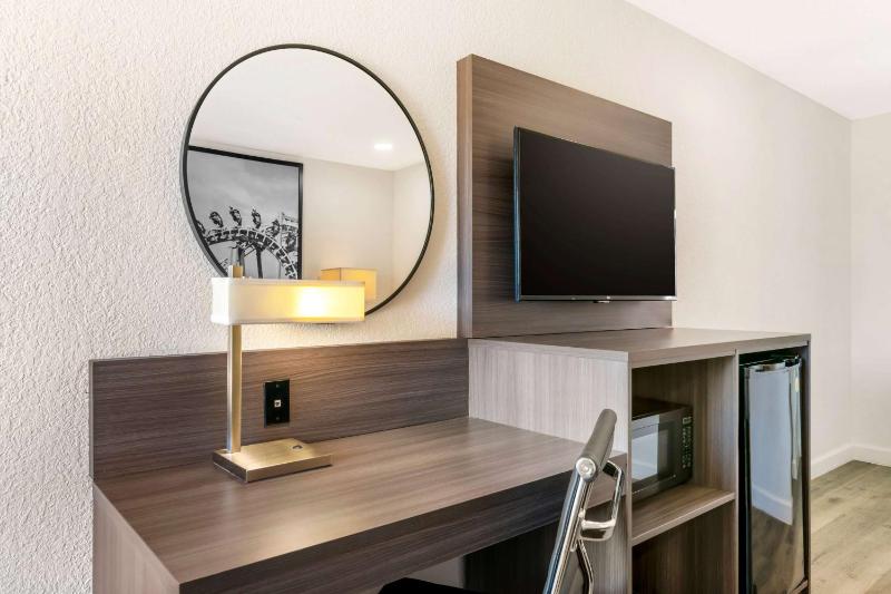 King Room with Bath Tub - Mobility Accessible/Non-Smoking image 3