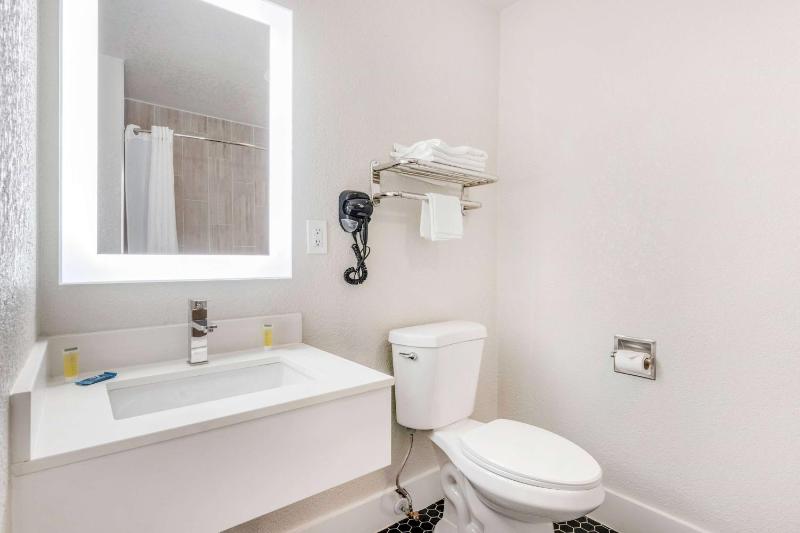 King Room with Bath Tub - Mobility Accessible/Non-Smoking image 4