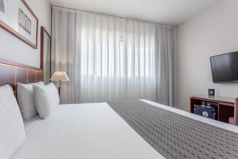 Double or Twin Room image 4