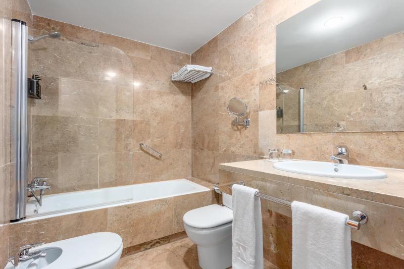 Romantic Double or Twin Room image 3