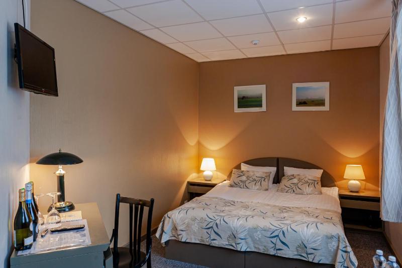 Standard Double Room image 3