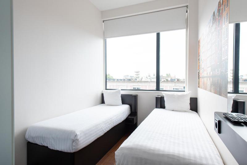 Standard Twin Room image 4