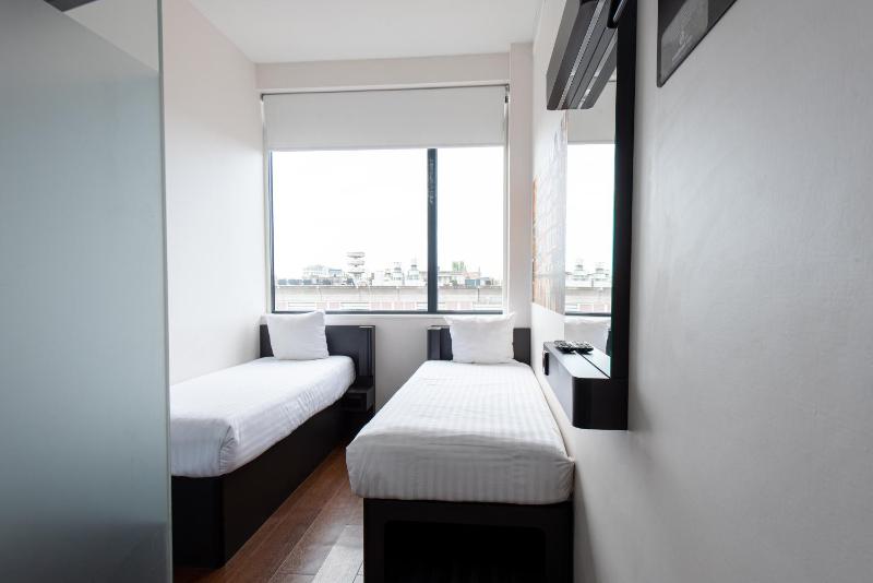 Standard Twin Room image 1