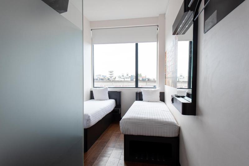 Standard Twin Room image 3