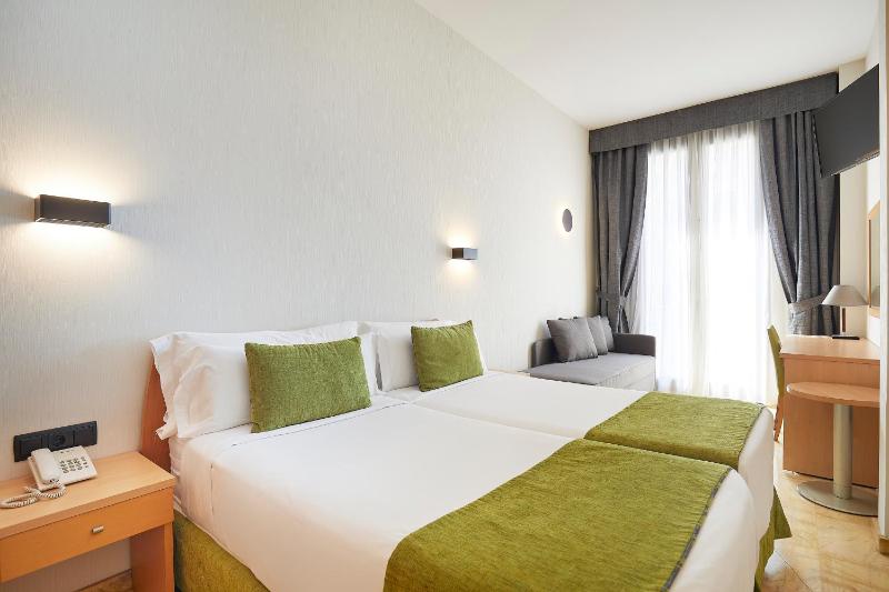 Twin Room with City View image 1