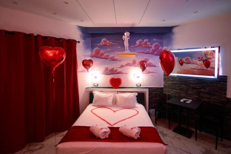 Double Room with Spa Bath image 4