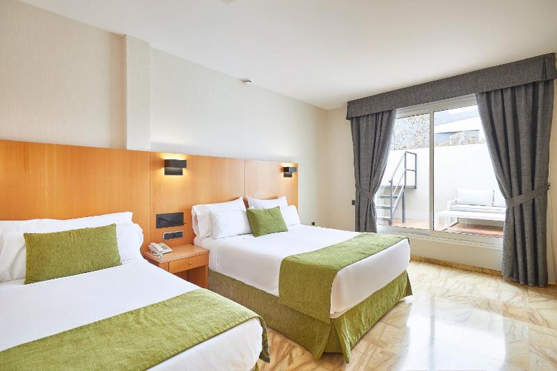 Superior Double Room with Terrace and City View image 1