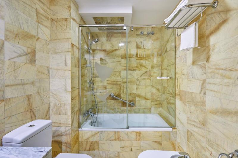 Twin Room with City View image 4