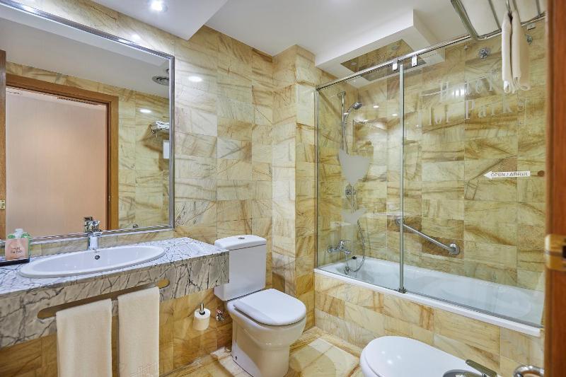 Twin Room with Balcony and City View image 4