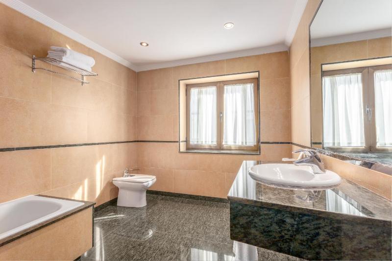 Double or Twin Room image 3