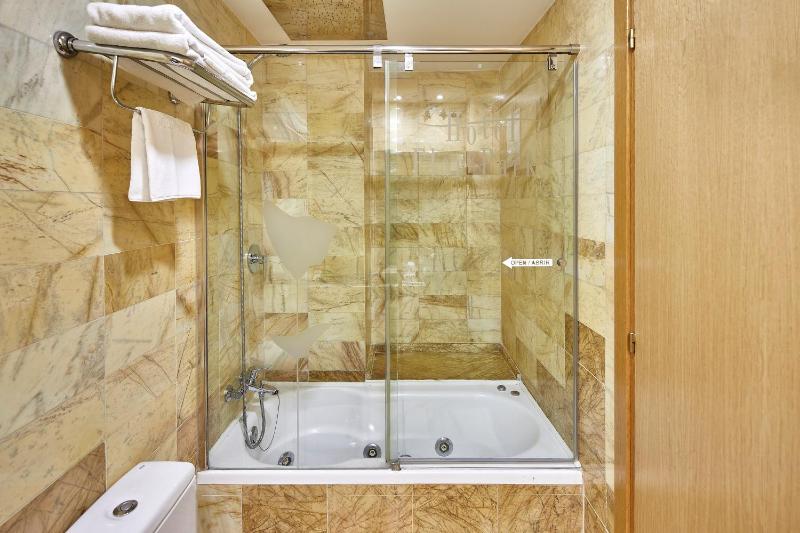 Superior Double Room with Terrace and City View image 3