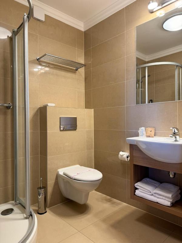 Double or Twin Room image 3