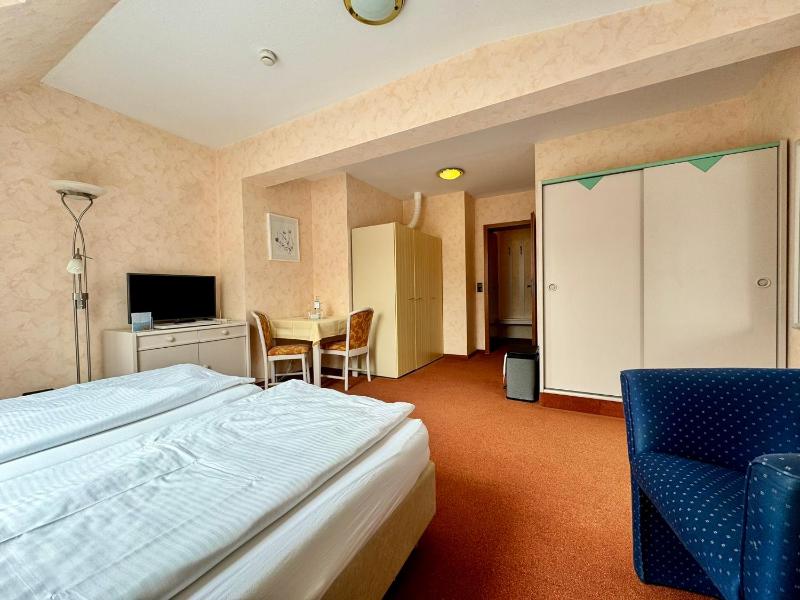 Double Room with Balcony image 4