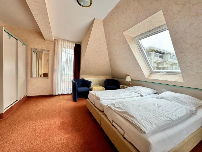 Double Room with Balcony image 3