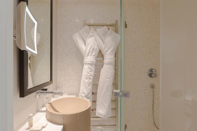 Standard Double Room image 4