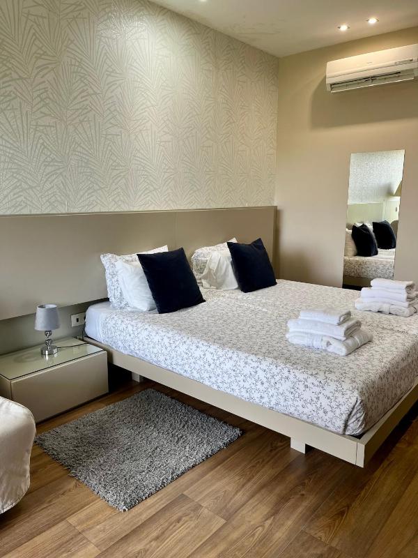 Standard Twin Room with Mountain View image 3
