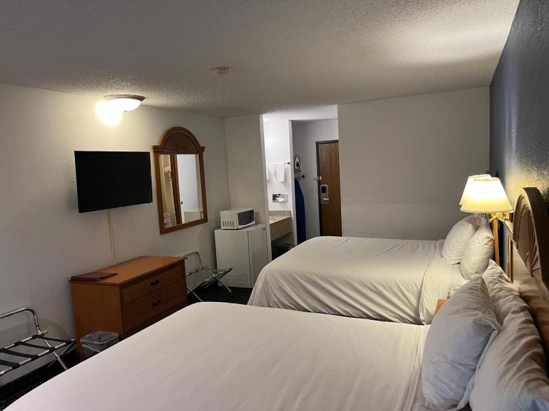 Queen Room with Two Queen Beds - Non-Smoking image 4