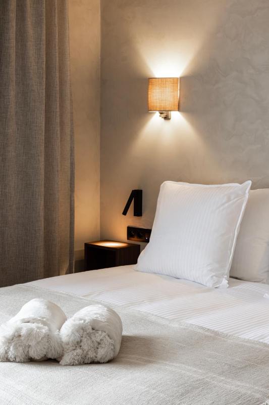 Superior Double Room with Courtyard View - Pet Free Room image 3