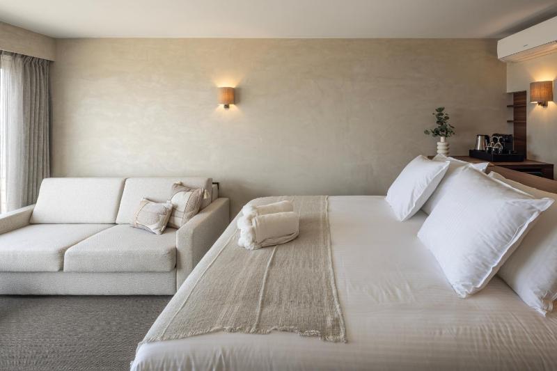 Deluxe Double Room with Sea View - Pet Free Room image 2