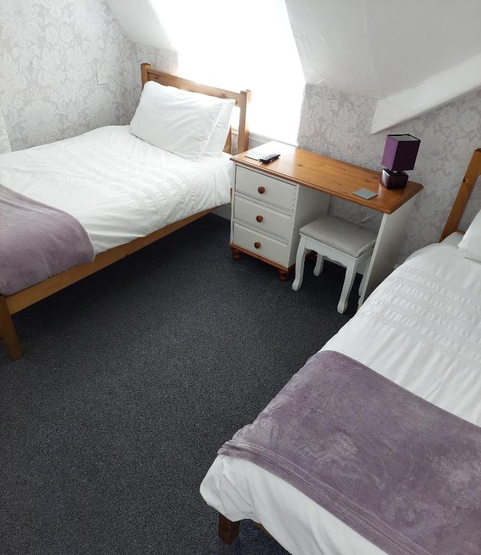 Twin Room image 3