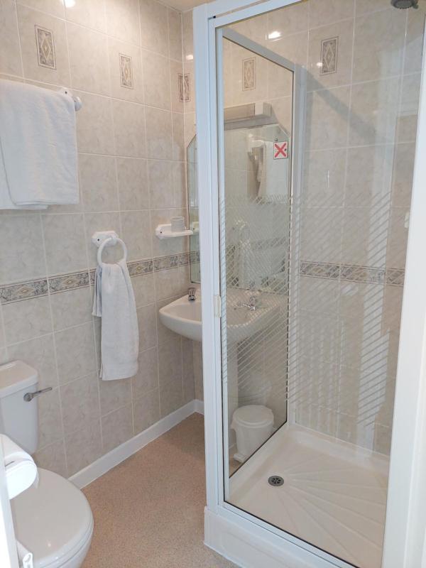 Twin Room image 4